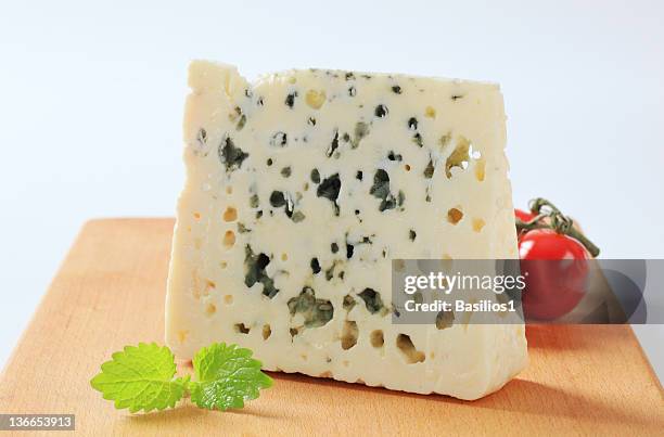 ブルーチーズ - roquefort cheese ストックフォトと画像