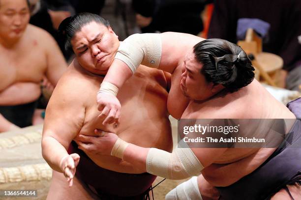 Mongolian-born grand sumo champion Yokozuna Kakuryu performs a kata News  Photo - Getty Images