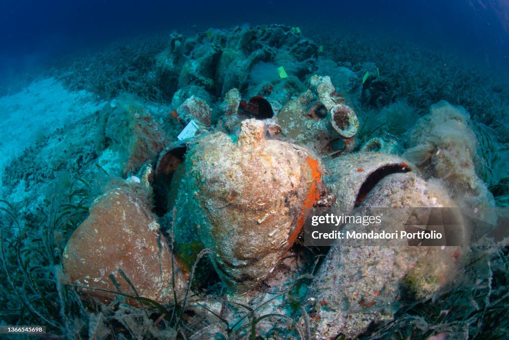 Greek wreck with amphoraes