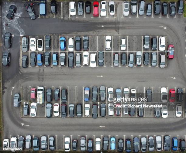 car park - aparcamiento fotografías e imágenes de stock