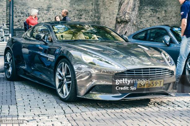 aston martin vanquish sportwagen - aston martin vanquish stock-fotos und bilder