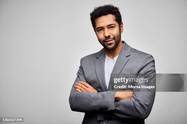 confident african american businessman against white background - homme enthousiasme sourire fond blanc photos et images de collection