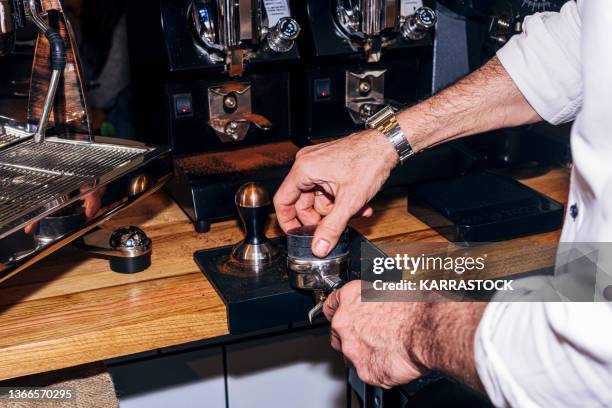 barista at work preparing specialty coffee - esperto foto e immagini stock