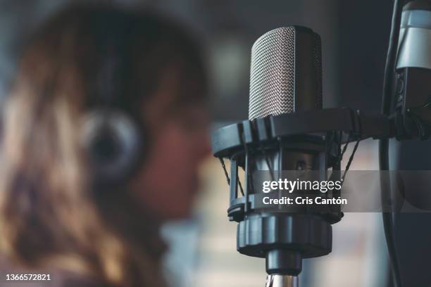 close up of microphone in radio broadcast studio - trasmissione radiofonica foto e immagini stock