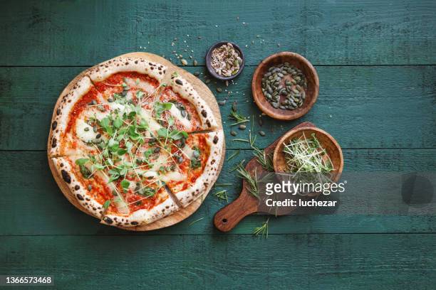 vegatarian pizza - pizza margherita stockfoto's en -beelden