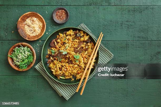 arroz frito de ternera tailandesa - arroz frito fotografías e imágenes de stock