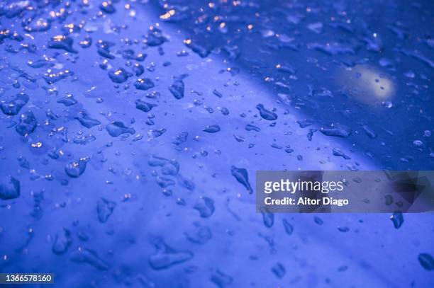 drops of water on a metal surface. - visual aid stock-fotos und bilder