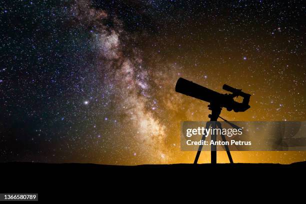 telescope on the background of the starry sky. amateur astronomy and space exploration - astrophysics ストックフォトと画像