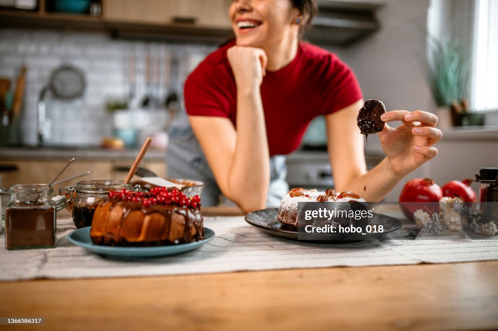 チョコレートケーキをスライスする女性