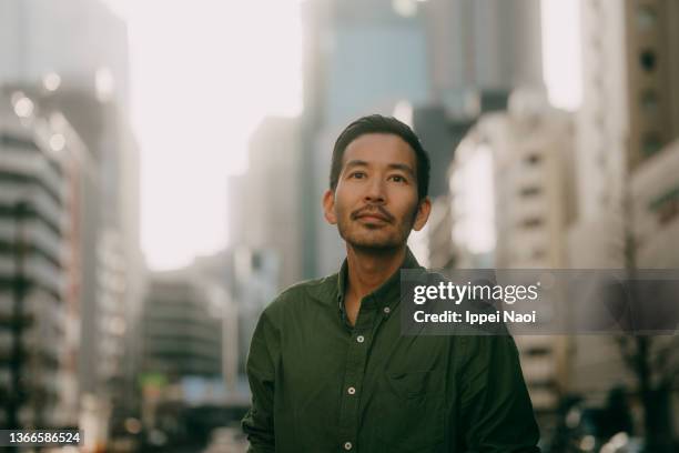 portrait of man in urban setting - 40代 男性 ストックフォトと画像