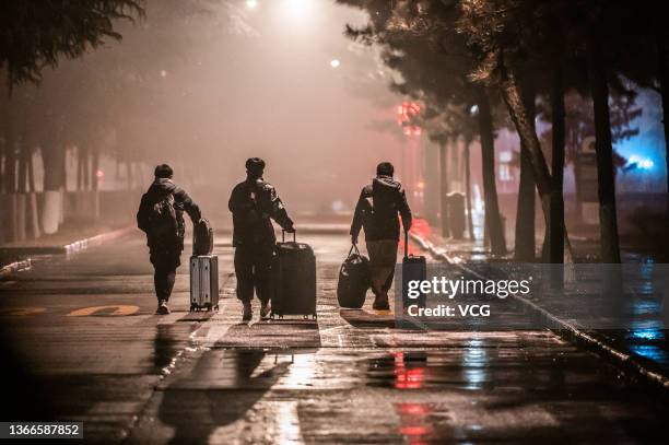 Students of Northwestern Polytechnical University leave the campus by bus ahead of the Chinese Spring Festival on January 24, 2022 in Xi'an, Shaanxi...