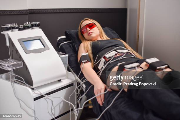 liposuction laser therapy in beauty salon - cellulit bildbanksfoton och bilder