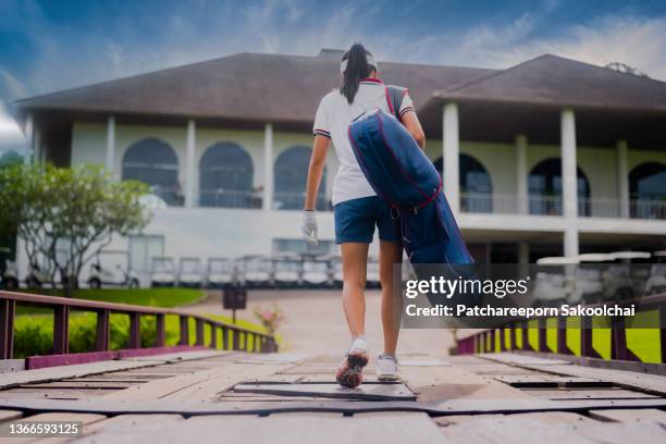 returns home - golf caddy stockfoto's en -beelden