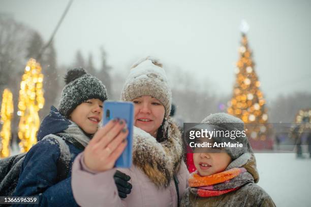 family at christmas market - route 13 stock pictures, royalty-free photos & images