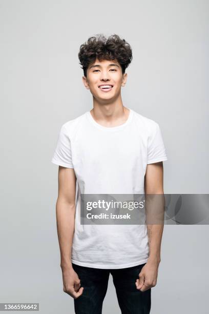 friendly young man in white t-shirt - t shirt stockfoto's en -beelden