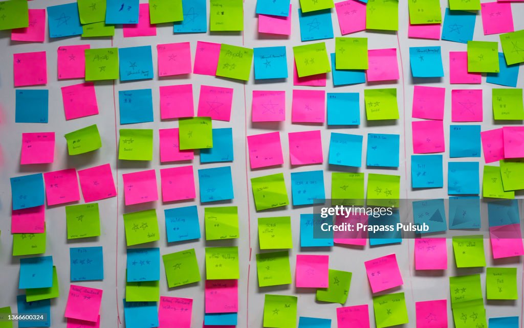 Whiteboard Postit Colored Notes Stock-Foto - Getty Images