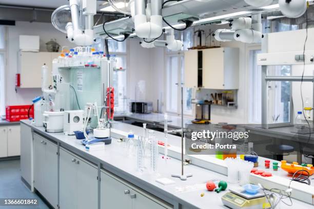 laboratory room interior in modern research institute - quarto arrumado imagens e fotografias de stock