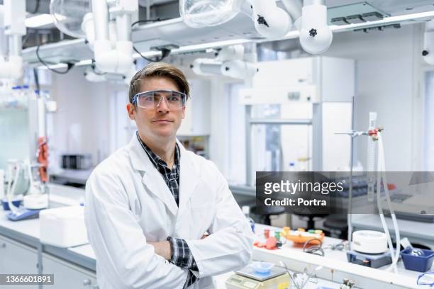 porträt eines selbstbewussten mediziners im labor - labor chemie stock-fotos und bilder