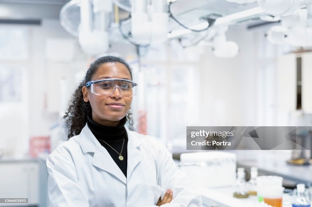 Retrato de una científica segura de sí misma en el laboratorio