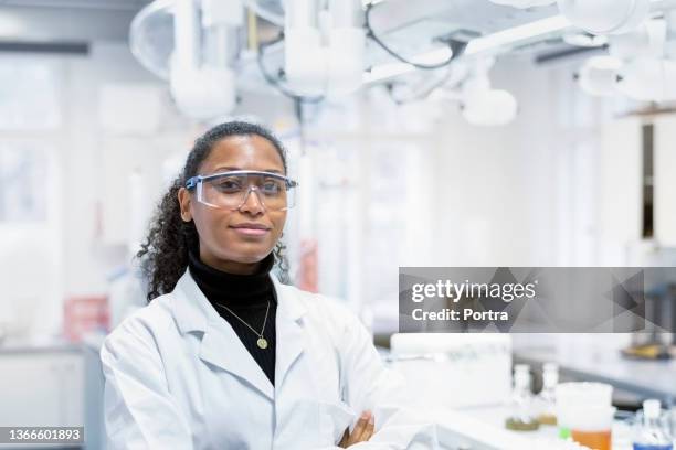 portrait d’une femme scientifique confiante en laboratoire - lunette de protection photos et images de collection