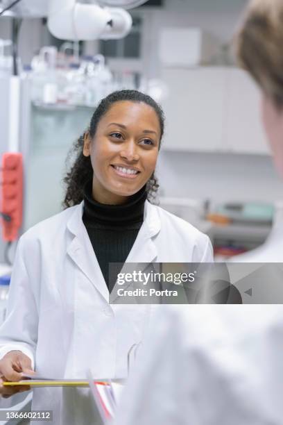 3,115 Laboratory Technicians Talking Stock Photos, High-Res Pictures ...