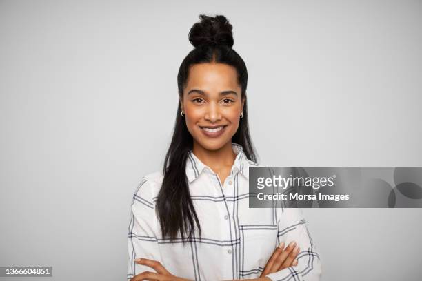 confident african american woman against white background - african american smiling stockfoto's en -beelden