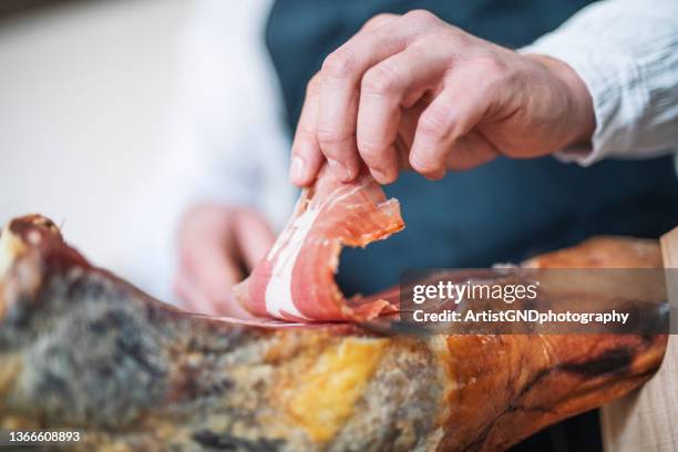 chef che taglia il prosciutto serrano spagnolo. - serrano ham foto e immagini stock