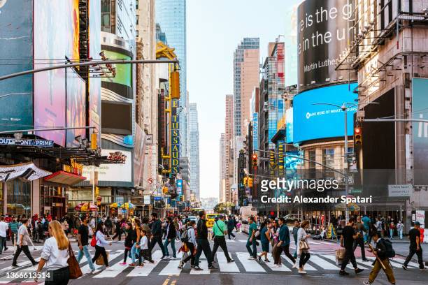 crowds of people on the streets of new york city, usa - crowd of people walking stock pictures, royalty-free photos & images