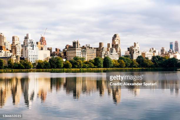 upper east side and jacqueline kennedy reservoir in central park, new york city, usa - upper east side manhattan stock pictures, royalty-free photos & images