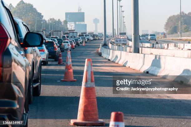 traffic jam on motorway street in chonburi, thailand - tail light 個照片及圖片檔