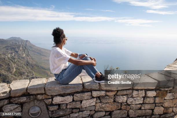 side view of woman enjoying the view from mountain - provincia del capo occidentale foto e immagini stock