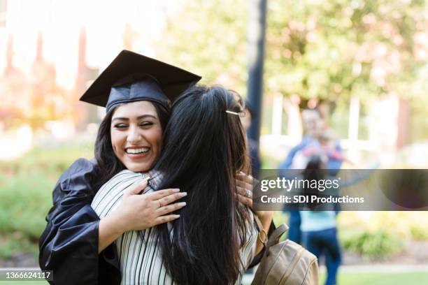 após se formar, filha fecha os olhos ao abraçar a mãe - formatura - fotografias e filmes do acervo