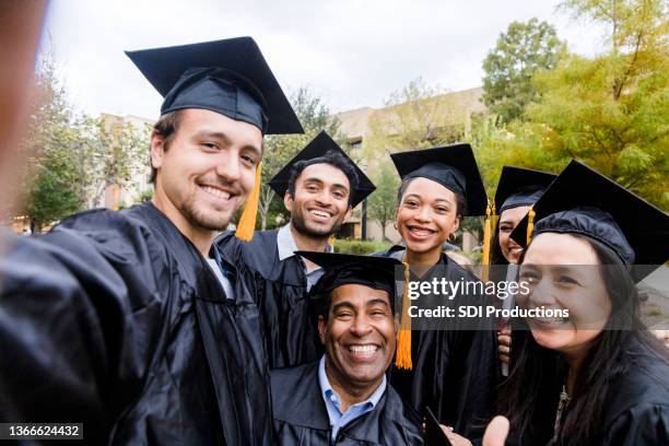 am ende des abschlusstages macht die freundesgruppe selfie - graduation group stock-fotos und bilder