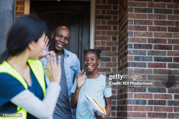 dad and daughter wave and smile after receiving packages - smile woman child stockfoto's en -beelden