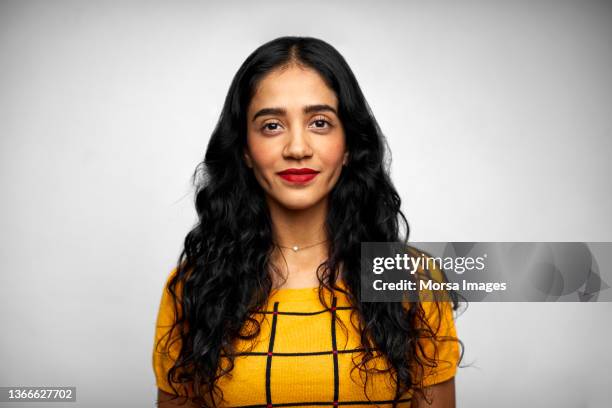 beautiful mexican young woman with long wavy hair - latijns amerikaanse etniciteiten stockfoto's en -beelden
