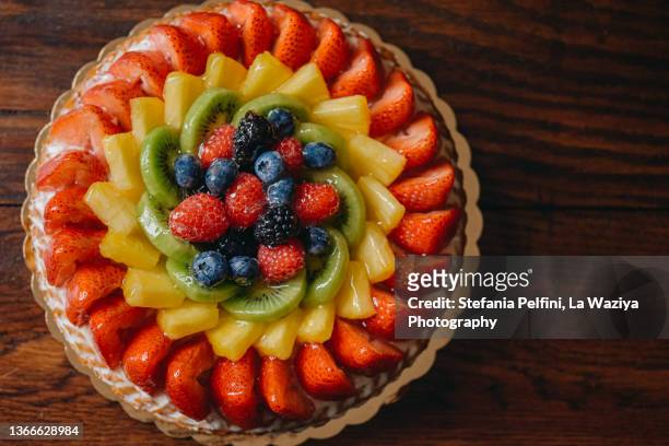 fruit tart cake on wooden table from above - fruit tart stock-fotos und bilder
