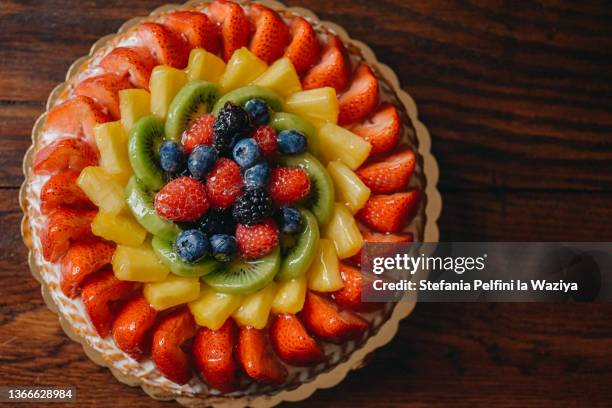 fruit tart cake on wooden table from above - torta al forno foto e immagini stock