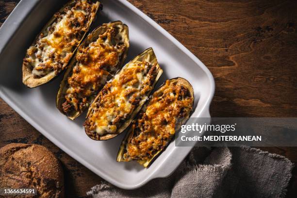 aubergines farcies à la viande hachée recette italienne aubergine parmigiana ou aubergine parmesan - stuffing photos et images de collection