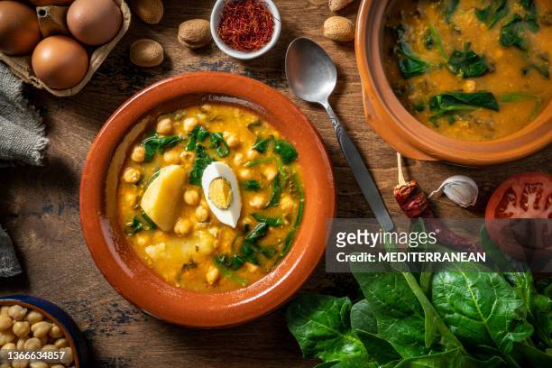 potaje de garbanzos, chickpea stew spanish recipe vegetarian with spinach - bacalhau imagens e fotografias de stock