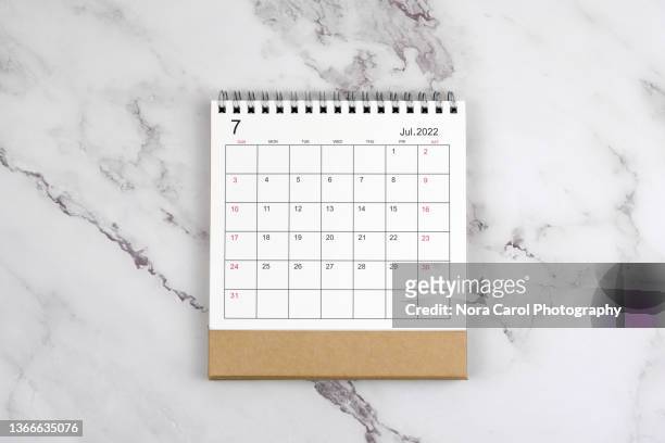 july 2022 desk calendar - tischkalender stock-fotos und bilder