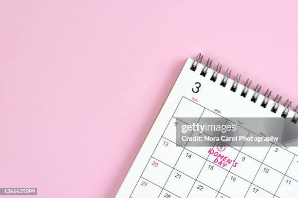 international women's day 8th march on calendar date - womens day stockfoto's en -beelden