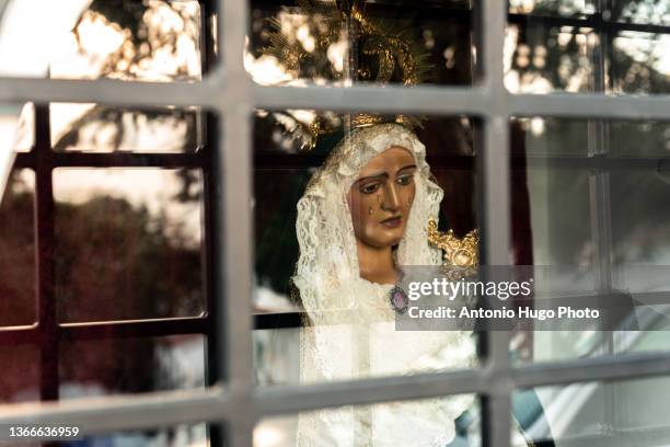 statue of the virgin mary through a glass. - empty tomb jesus bildbanksfoton och bilder