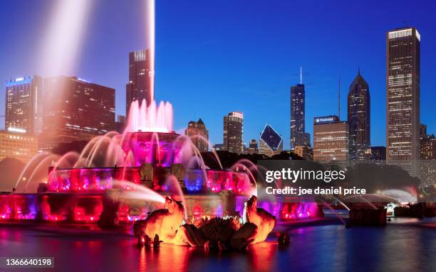 twilight, buckingham fountain, downtown, chicago, illinois, america - buckingham fountain chicago imagens e fotografias de stock