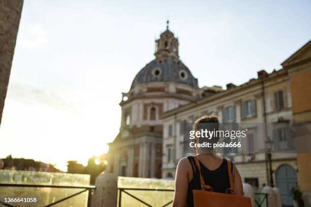 mujer turista en roma por el foro romano: vacaciones en italia - foro roma fotografías e imágenes de stock