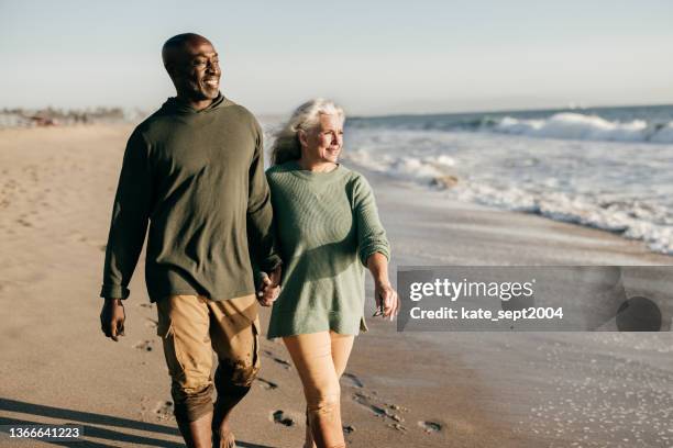 healthy lifestyle for healthy older adults - gemengde afkomst stockfoto's en -beelden