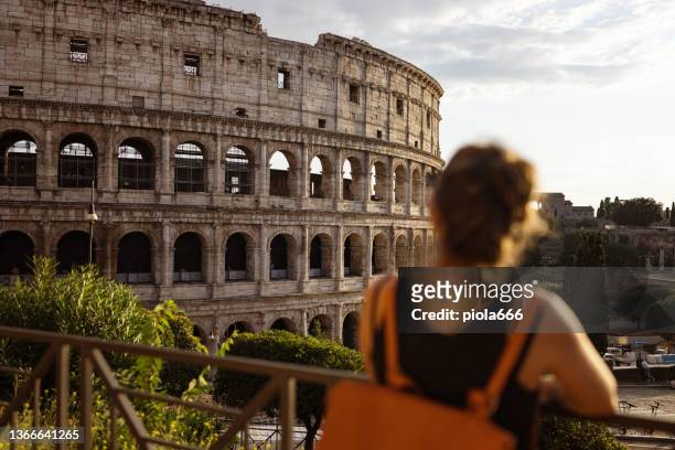 mujer turista en roma junto al coliseo: vacaciones en italia - roma fotografías e imágenes de stock