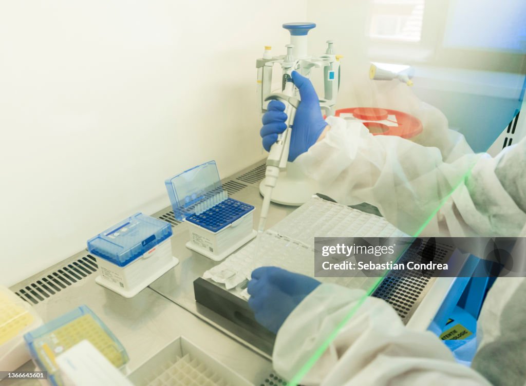 Biosafety cabinet, research and testing of the new coronavirus variant, omicron.
