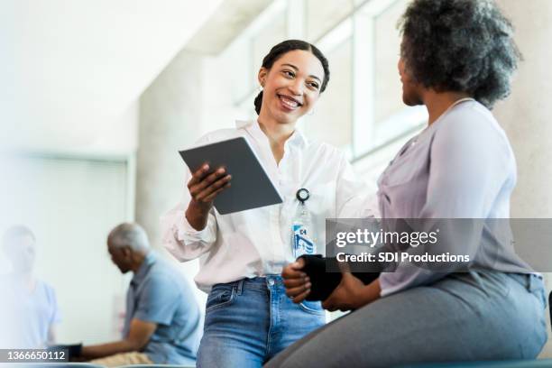 physical therapist prepares to work with patient - doctor and patient talking stock pictures, royalty-free photos & images