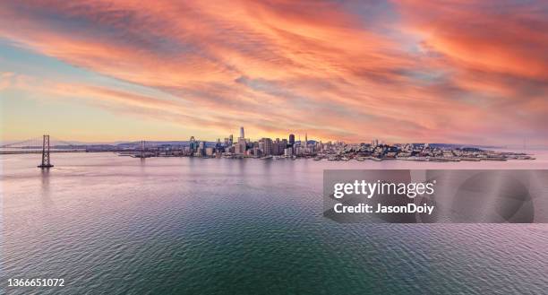 san francisco skyline - san francisco oakland bay bridge stockfoto's en -beelden