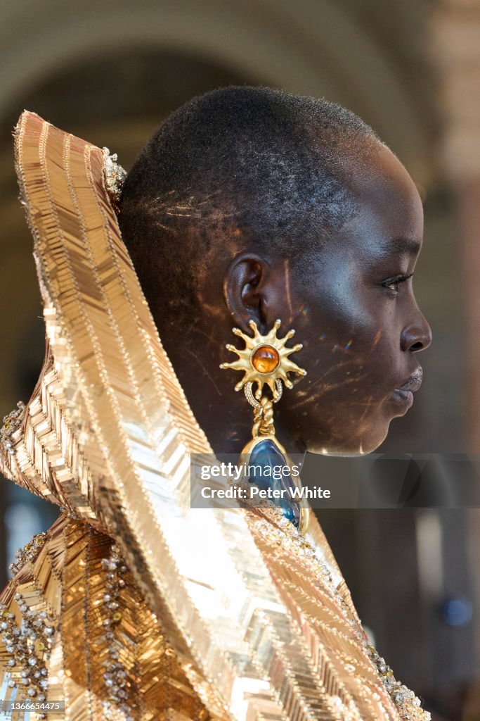 Schiaparelli : Runway - Paris Fashion Week - Haute Couture Spring/Summer 2022